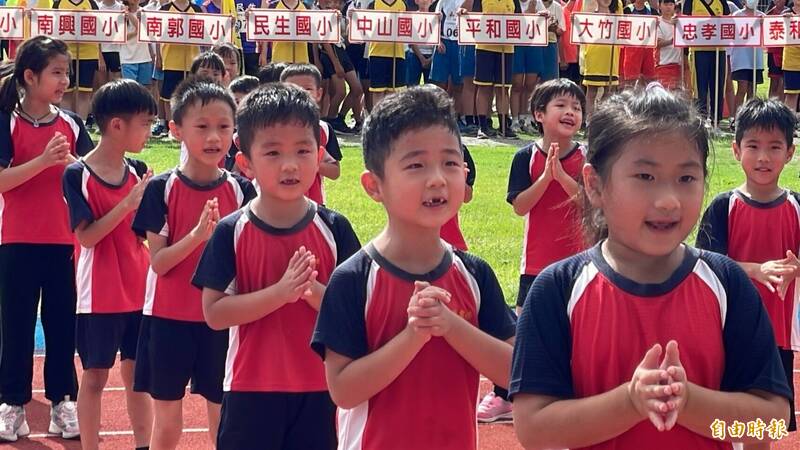 彰化市立幼兒園學童在彰化市運動大會開幕式扮演，市長不捨學童與選手曬太陽，以兩句話結束致詞。（記者劉曉欣攝）