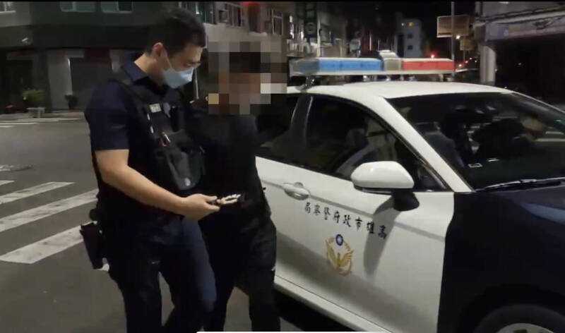 KTV釣蝦場兩顧客互看不爽,賴姓男子持小刀嗆「三小」,警方快打部隊迅速破案逮人。(民眾提供) KTV釣蝦場兩顧客互看不爽,賴姓男子持小刀嗆「三小」,警方快打部隊迅速破案逮人。(民眾提供)