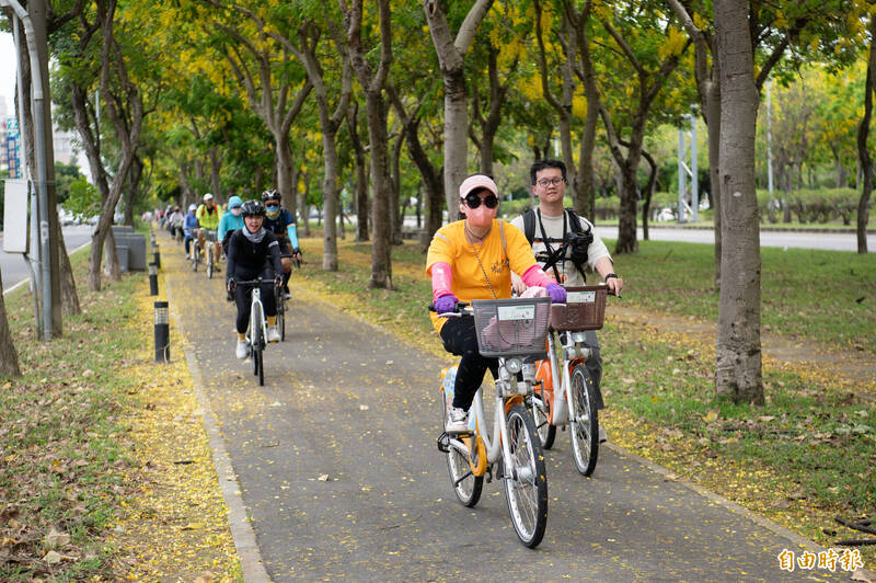 參與「來嘉BIKE訪」嘉市環市自行車道騎乘體驗活動的車友沿著世賢路前進。（記者丁偉杰攝）