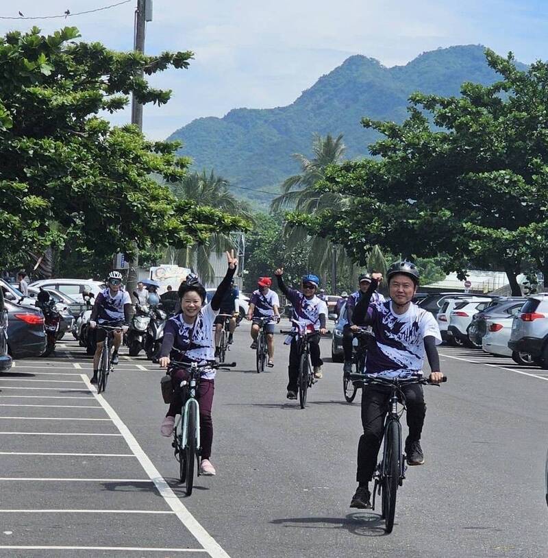 響應世界自行車日，高雄區監理所50多名車友挑戰雙東。（高雄區監理所提供）