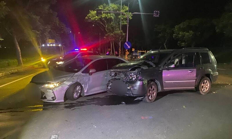 左側車輛為所長駕駛自小客，與另輛直行車相撞，所有2車人員無大礙。（胡姓民眾提供）