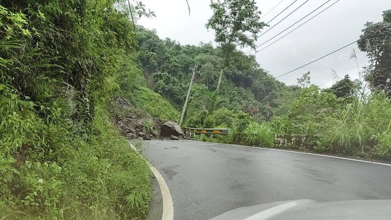 南投縣仁愛鄉鄉道投89線（力行產業道路）指標38.5k今天下午發生坍方，大量土石阻斷交通。（民眾提供）