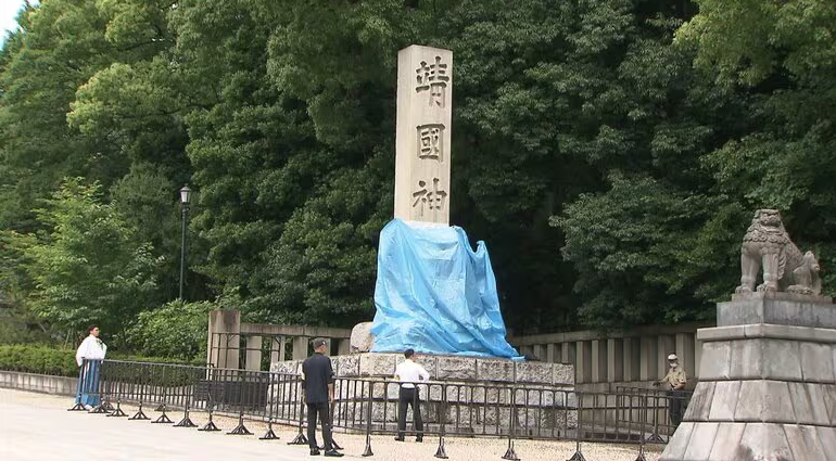 日本靖國神社石柱遭惡意人士用紅色噴霧塗鴉英文「廁所」單字。（圖擷自「@NEVADA32455340」X）