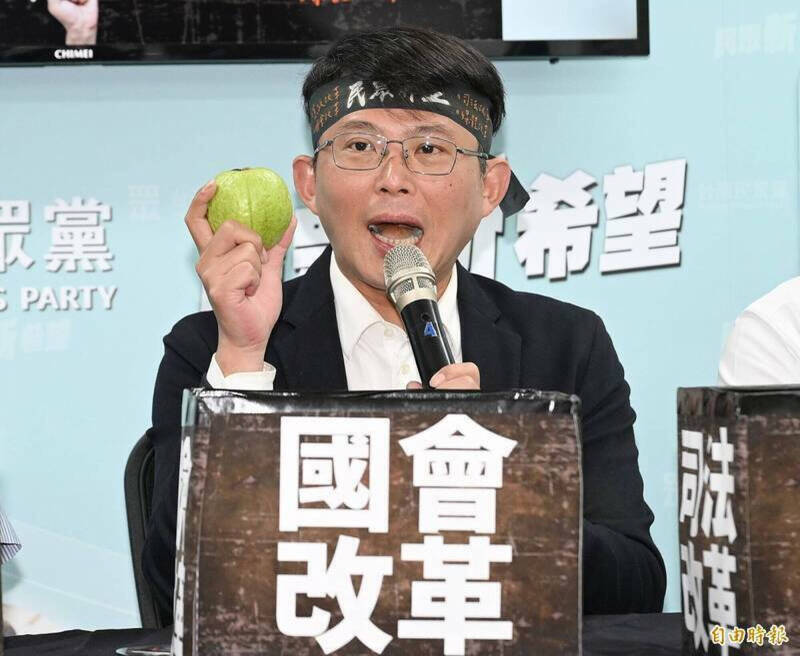 近日有37名國民黨立委提案修正黨產條例,增訂附隨組織但書、並溯及既往,為救國團解套。立院民眾黨團總召黃國昌表示,此案不在民眾黨團目前推動的優先法案名單。(資料照) 近日有37名國民黨立委提案修正黨產條例,增訂附隨組織但書、並溯及既往,為救國團解套。立院民眾黨團總召黃國昌表示,此案不在民眾黨團目前推動的優先法案名單。(資料照)
