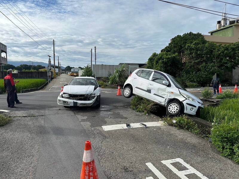 何女連人帶車差點衝入路旁稻田。（警方提供）