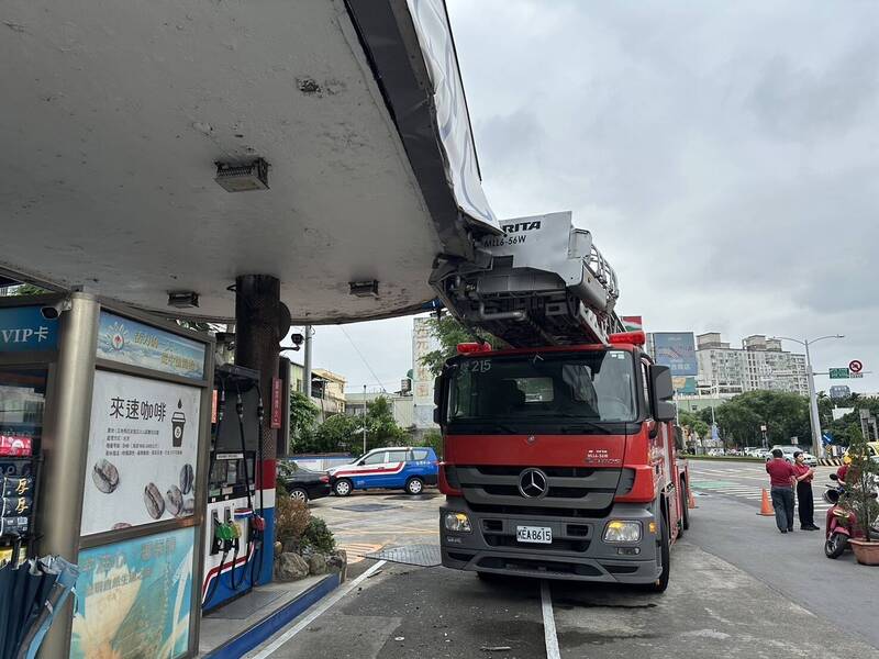 桃園中壢雲梯車前往加油站加油，為閃車吊籃不慎擦撞加油島。（記者李容萍翻攝）