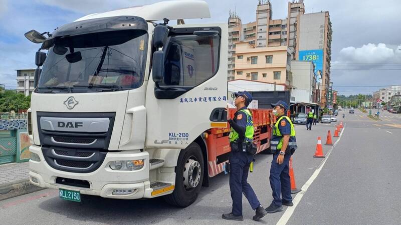 林園分局執行交通大執法，攔查大型車輛。（圖由林園分局提供）