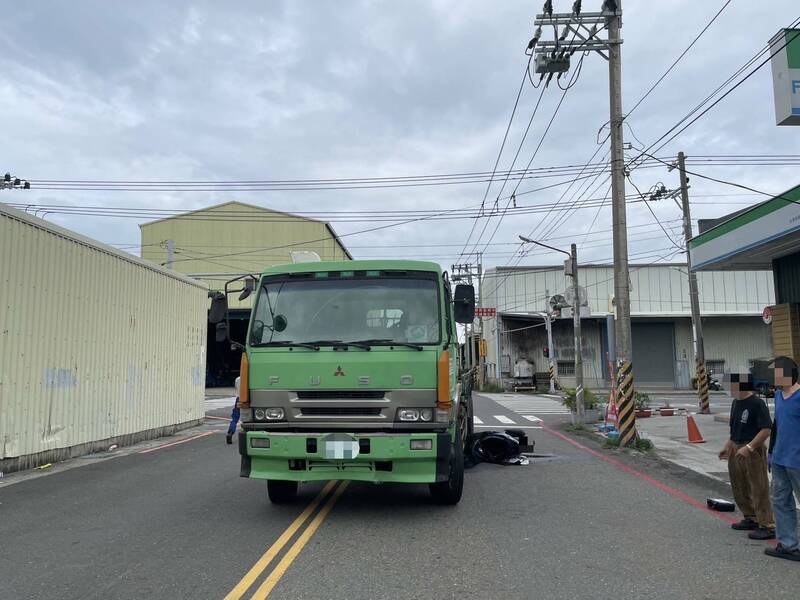 營業大貨車涉違規逆向撞擊在路口停等紅燈的機車男騎士，造成騎士全身多處骨折送醫。（民眾提供）