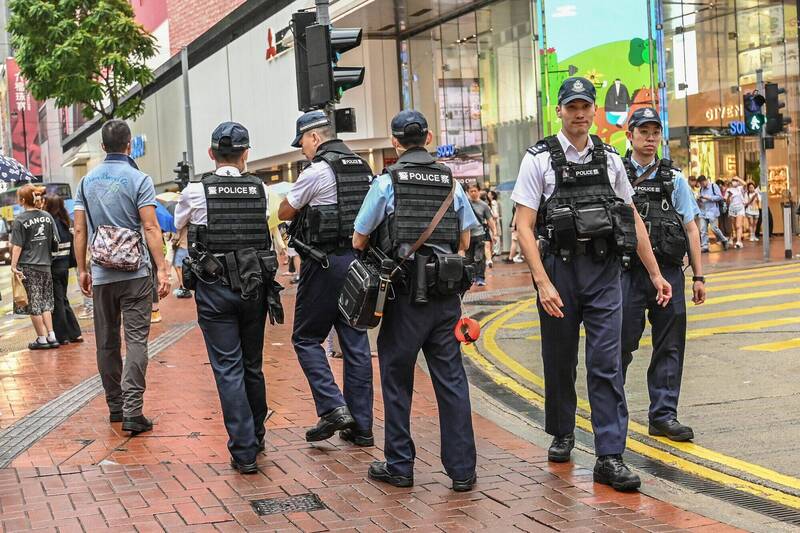 天安門事件前夜、香港の繁華街である銅鑼湾(コーズウェイベイ)では、多数の香港警察官が追悼行事を警戒してパトロールした。 (AFP通信)