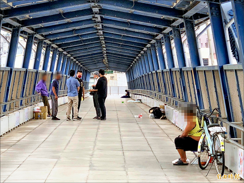 彰化火車站跨站人行陸橋街友盤據，市公所與民代昨會勘協助安置。（記者湯世名攝）