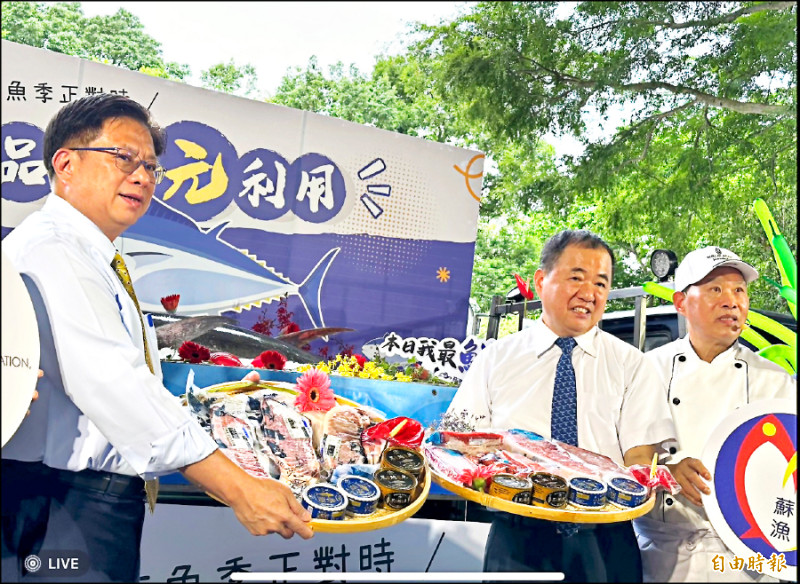 農業部次長黃昭欽(左),和漁業署長張致盛表示黑鮪魚今年價格好,拍賣價比去年上漲2%。(記者楊媛婷攝) 農業部次長黃昭欽(左),和漁業署長張致盛表示黑鮪魚今年價格好,拍賣價比去年上漲2%。(記者楊媛婷攝)