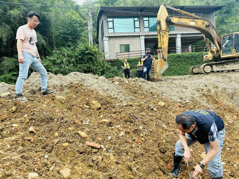 苗栗縣內遭濫倒事件頻傳，縣議員陳光軒（左）經常接獲民眾陳情參與協處。（陳光軒提供）