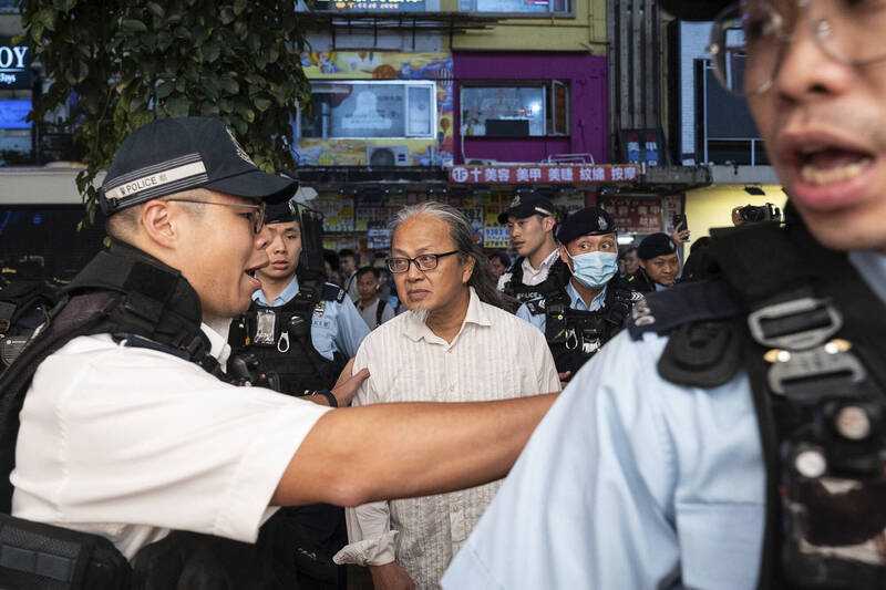 香港のパフォーマンスアーティスト、ミキさんが6月4日を記念する「8964」のジェスチャーをしたとして香港警察に逮捕された。 [AP通信]