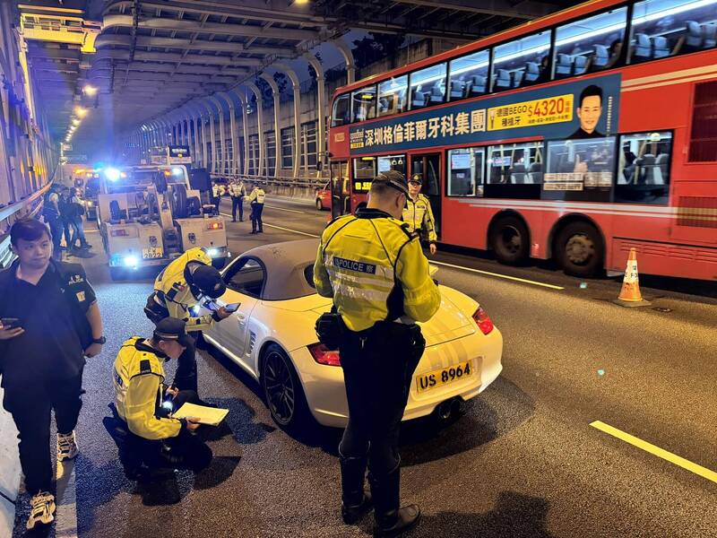 香港1輛車牌為「US8964」的保時捷跑車，4日在銅鑼灣遭港警拘押，該跑車旧年曾经被港警拘押。（圖片擷取自臉書公開社團「地板友 Flat Out Club」）