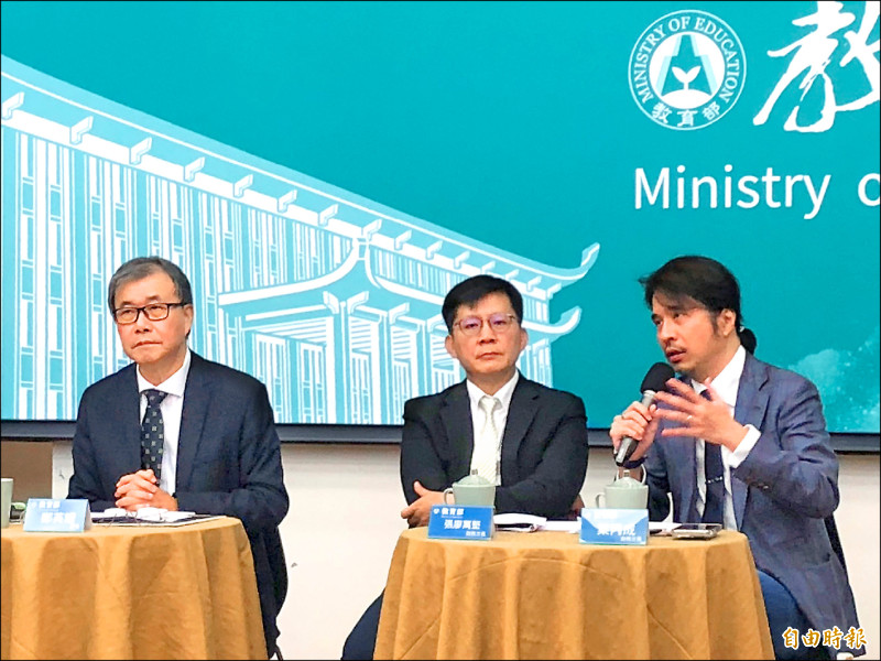 教育部長鄭英耀（左）昨率政次張廖萬堅（中）及葉丙成（右）召開上任後首次記者會，說明施政理念。 （記者林曉雲攝）