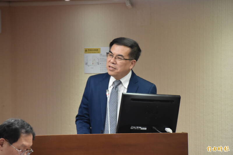 環境部長彭啟明赴立法院針對廢棄物問題進行專案報告。(記者吳柏軒攝) 環境部長彭啟明赴立法院針對廢棄物問題進行專案報告。(記者吳柏軒攝)