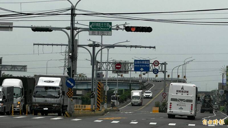 台1線台南永康段與王行路口南、北雙向,各新增1支固定測速照相桿,防制重大交通事故發生。(記者劉婉君攝) 台1線台南永康段與王行路口南、北雙向,各新增1支固定測速照相桿,防制重大交通事故發生。(記者劉婉君攝)