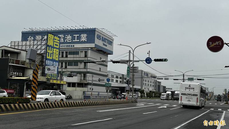 台1線台南永康段與王行路交叉路口,增設科技執法與固定測速照相桿。(記者劉婉君攝) 台1線台南永康段與王行路交叉路口,增設科技執法與固定測速照相桿。(記者劉婉君攝)