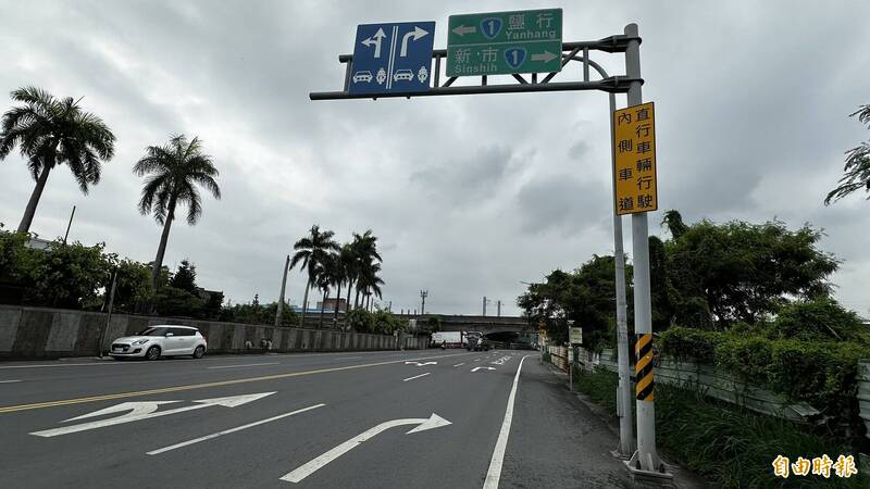 交通局在王行路加強道路標線及指引標示,提醒直行車輛行駛內側車道。(記者劉婉君攝) 交通局在王行路加強道路標線及指引標示,提醒直行車輛行駛內側車道。(記者劉婉君攝)