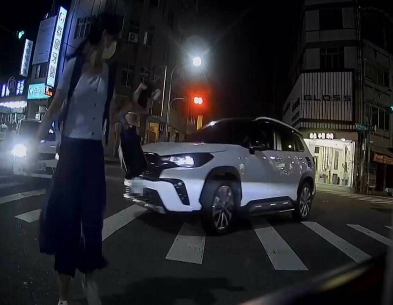 女子經過彰化市中正路與中民街口斑馬線時，差點被切西瓜的休旅車撞到，女子受驚奔逃還嚇哭。 （民眾提供）