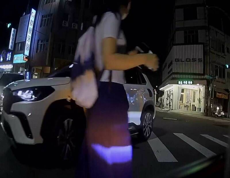休旅車切西瓜左轉，女子跳開才未被撞到。 （民眾提供）