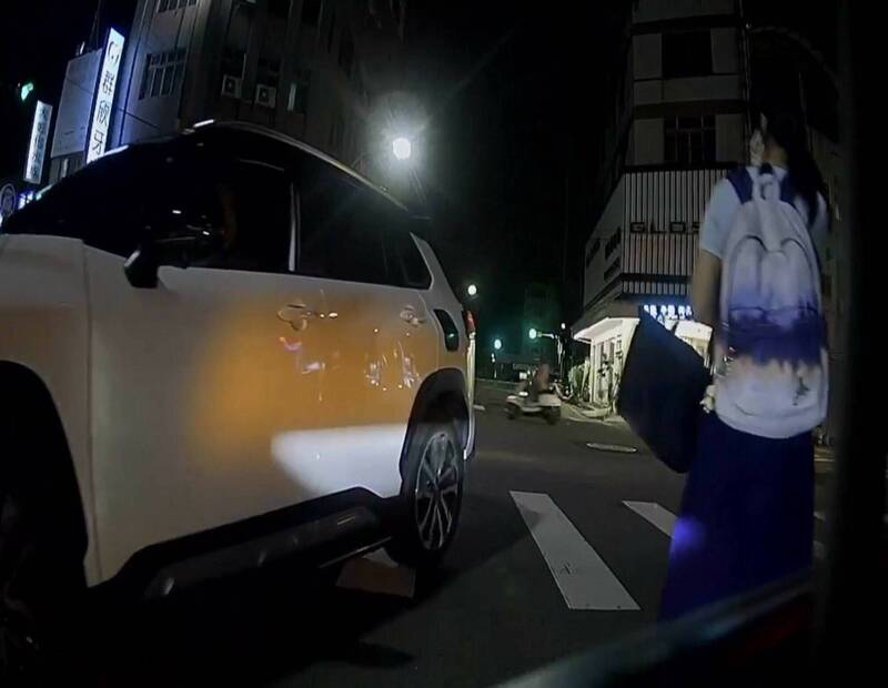 女子受驚奔逃，駕駛還對她破口大罵。 （民眾提供）