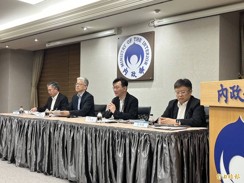 國土管理署副署長徐燕興（右1）。（記者李文馨攝）