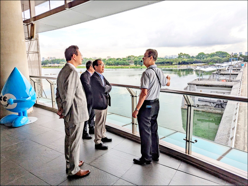 高雄市副市長林欽榮(右二)率團參觀新加坡水利建設,將作為高雄水資源開發運用參考。(水利局提供) 高雄市副市長林欽榮(右二)率團參觀新加坡水利建設,將作為高雄水資源開發運用參考。(水利局提供)
