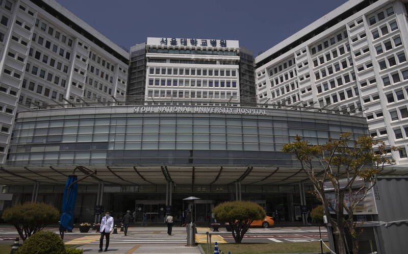 首爾大學醫學院暨首爾大醫院教授非常對策委員會今天表示，從17日起停止急診室及重症病房外所有診療。（歐新社）