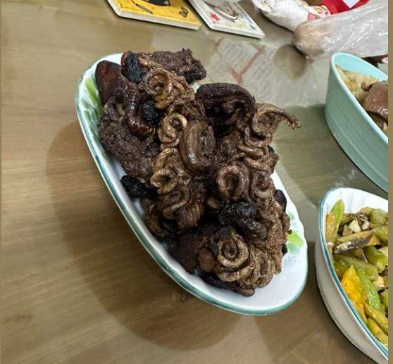 台南媳婦看見這道菜不敢碰,網友指出,這是台南隱藏版美食「虱目魚腸」。(擷取自爆廢1公社) 台南媳婦看見這道菜不敢碰,網友指出,這是台南隱藏版美食「虱目魚腸」。(擷取自爆廢1公社)