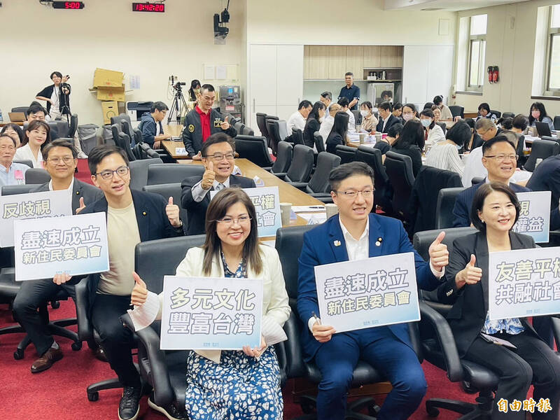 國民黨立委張智倫(前排右2)、民眾黨立委麥玉珍(前排右3)今日共同在立院召開「新住民基本法」公聽會。(記者林哲遠攝) 國民黨立委張智倫(前排右2)、民眾黨立委麥玉珍(前排右3)今日共同在立院召開「新住民基本法」公聽會。(記者林哲遠攝)