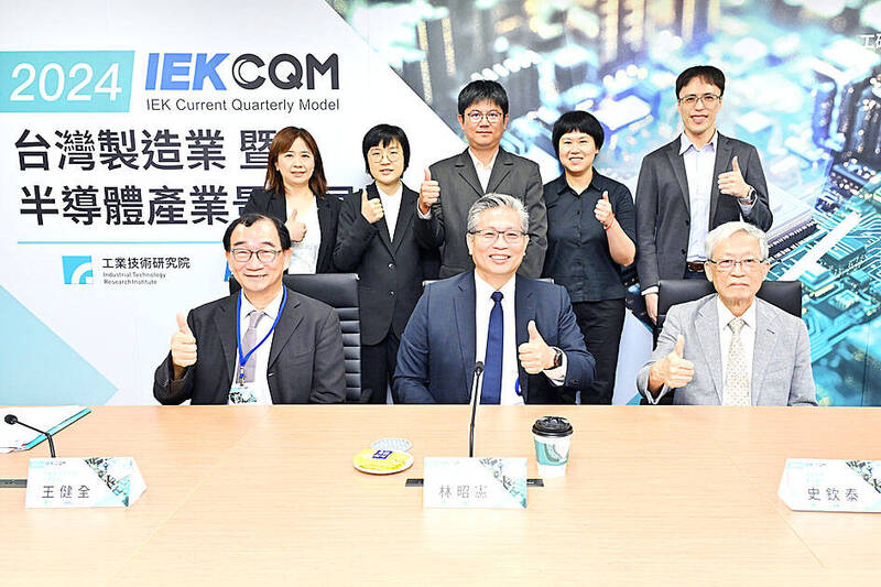 Chung-Hua Institution for Economic Research vice president Wang Jiann-chyuan, front row, left, Industrial Technology Research Institute (ITRI) Industry, Science and Technology International Strategy Center general director Jeff Lin, front row, center, former ITRI president Shih Chin-tay, front row, right, and others gesture at a news conference in Taipei yesterday.
Photo courtesy of Industrial Technology Research Institute via CNA
Chung-Hua Institution for Economic Research vice president Wang Jiann-chyuan, front row, left, Industrial Technology Research Institute (ITRI) Industry, Science and Technology International Strategy Center general director Jeff Lin, front row, center, former ITRI president Shih Chin-tay, front row, right, and others gesture at a news conference in Taipei yesterday.
Photo courtesy of Industrial Technology Research Institute via CNA