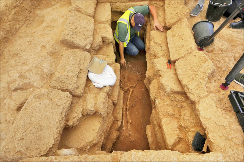 加萨走廊的巴勒斯坦工人在罗马时代的墓地中，发现数十座古代坟墓，其中包括2座铅制石棺。（美联社）(photo:LTN)