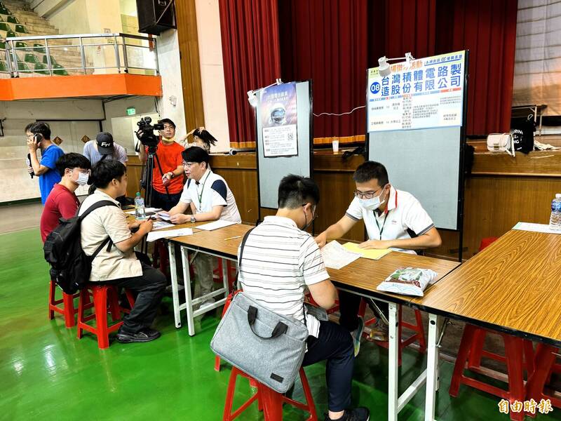 台積電徵才的攤位,不少求職者排隊等候諮詢。(記者許麗娟攝) 台積電徵才的攤位,不少求職者排隊等候諮詢。(記者許麗娟攝)