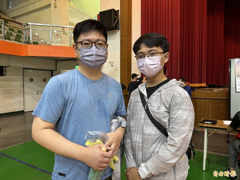 陳同學(左)與翁同學目前就讀碩二,明年將投入就業市場,將以進台積電為目標提早做準備。(記者許麗娟攝) 陳同學(左)與翁同學目前就讀碩二,明年將投入就業市場,將以進台積電為目標提早做準備。(記者許麗娟攝)
