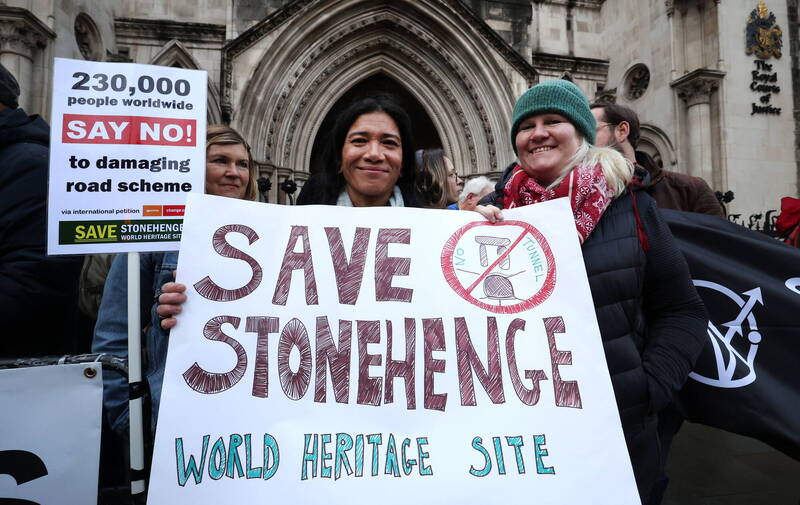 英国民众抗议政府开挖隧道计划，手举牌上标语为「拯救巨石阵！世界文化遗产」。（欧新社）(photo:LTN)