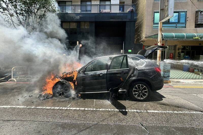 BMW休旅車引擎室火勢猛烈。（記者陳建志翻攝）