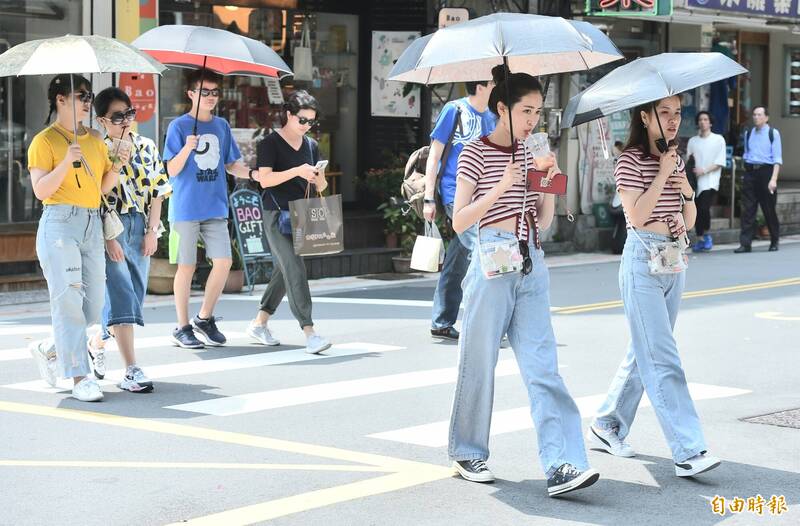 週四（27日）僅東南部及恆春半島有不定時降雨，午後中部地區及其他山區有局部短暫雷陣雨，中部以北山區有局部大雨。（資料照）