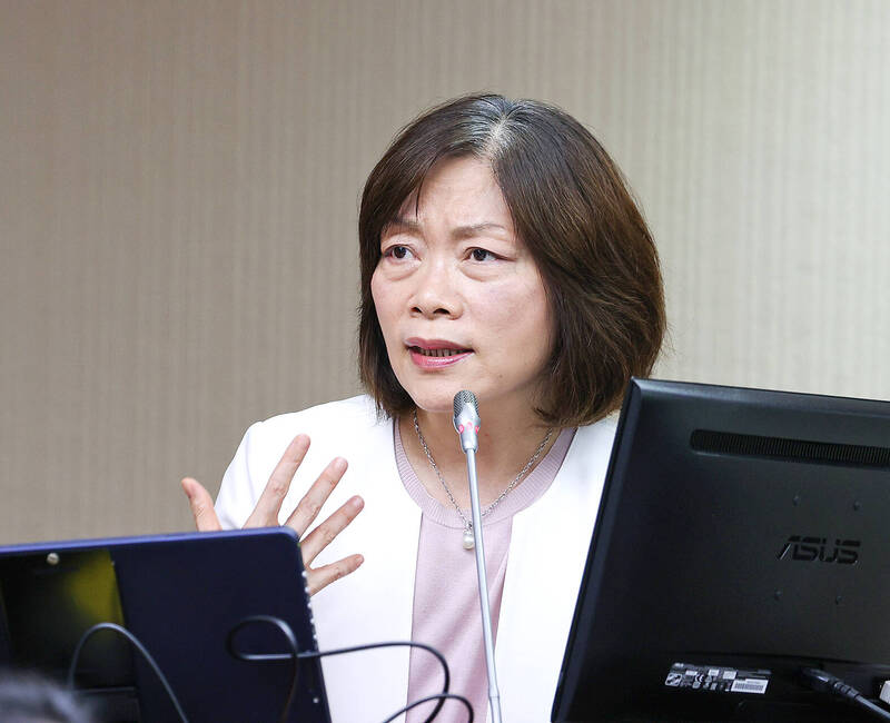 Minister of Labor Ho Pei-shan yesterday speaks at a meeting of the legislature’s Social Welfare and Environmental Hygiene Committee.
Photo: CNA
Minister of Labor Ho Pei-shan yesterday speaks at a meeting of the legislature’s Social Welfare and Environmental Hygiene Committee.
Photo: CNA