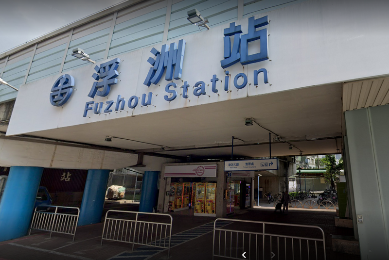 台鐵浮洲站2日傍晚發生落軌事故。（圖翻攝自Google街景）
