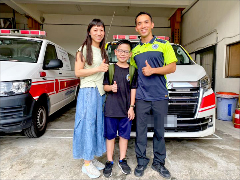 九年前在救護車出生的男童（中），感謝接生的消防員吳忠任（右）、吳淑滿（左）。（新竹縣消防局提供）