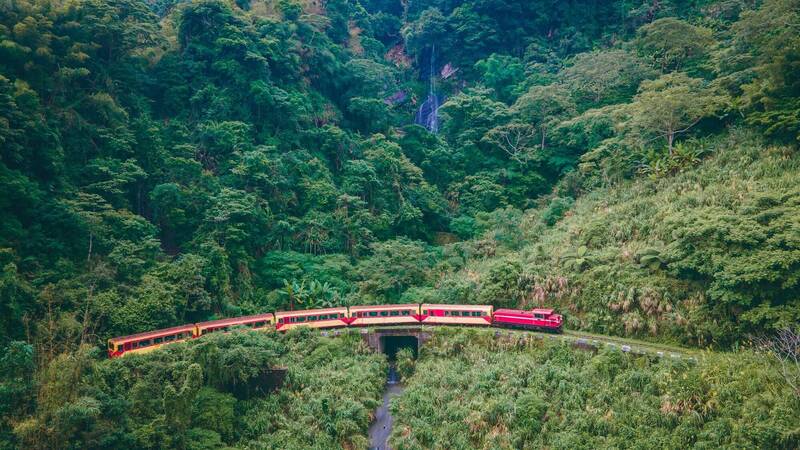 林鐵交力坪車站附近空拍到的林鐵火車與瀑布同框畫面。（圖由「深海魚」提供）