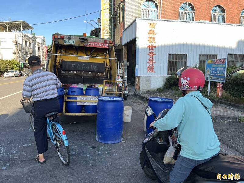 垃圾車剛出動不久，廚餘桶就溢滿。（記者顏宏駿攝）