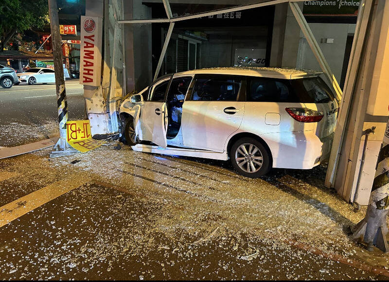 陳男駕駛休旅車衝撞服飾店。（讀者提供）