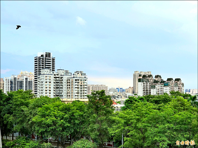 高雄市鳳山區大樓林立，是人口數最多的行政區。（記者陳文嬋攝）