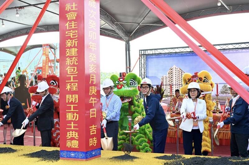 高雄近年廣建社宅，圖為市長陳其邁（中）出席社宅動土典禮。（記者葛祐豪翻攝）