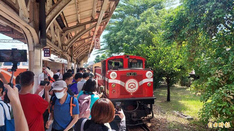 阿里山林鐵阿里山號發車。（記者林宜樟攝）