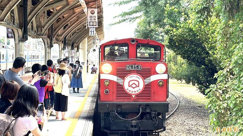 林鐵全線通車，首班定期列車上午10點從嘉義開往阿里山。（記者蔡宗勳攝）