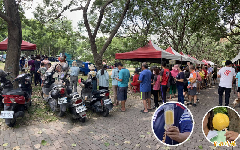 民眾大排長龍索取免費的金蜜芒果冰棒,左圓框圖內是今天發送的「平民款」,右為「LV款」。(記者顏宏駿攝) 民眾大排長龍索取免費的金蜜芒果冰棒,左圓框圖內是今天發送的「平民款」,右為「LV款」。(記者顏宏駿攝)