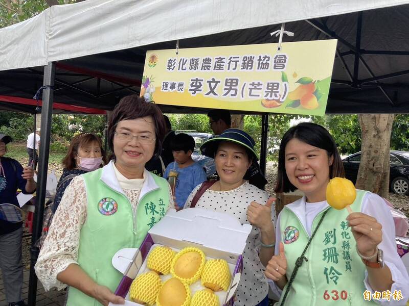 立委陳素月(左)與縣議員劉珊伶(右)幫農民行銷金蜜芒果和冰棒。(記者顏宏駿攝) 立委陳素月(左)與縣議員劉珊伶(右)幫農民行銷金蜜芒果和冰棒。(記者顏宏駿攝)